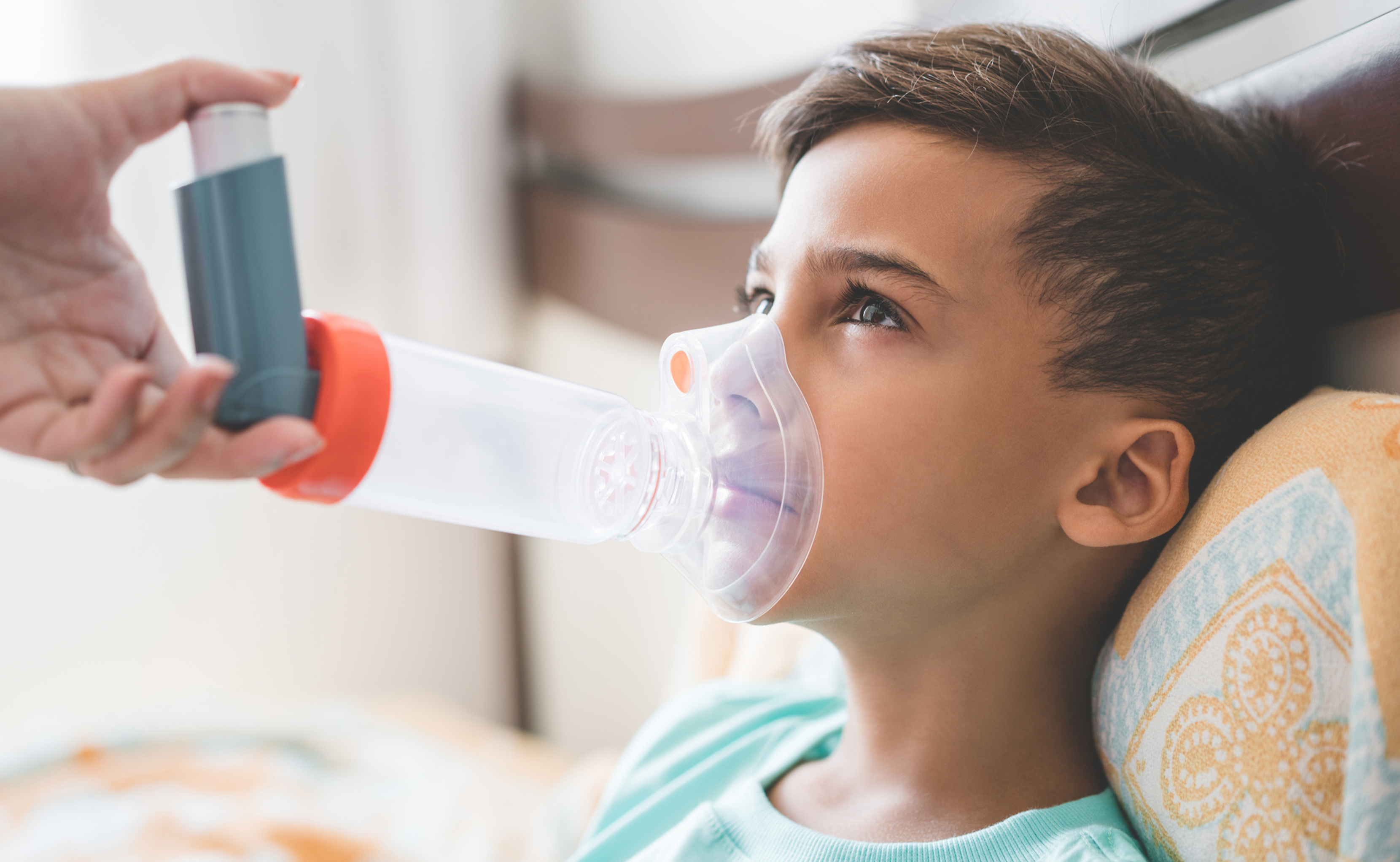 Развитие астмы у детей. Спейсер для ингалятора. Астма. Ингалятор для астматиков. Ингаляционная терапия бронхиальной астмы.